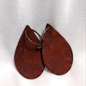 Adorable earrings 👀